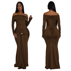 Détail de la robe marron à épaules dénudées avec plis à la taille et boucle en métal doré