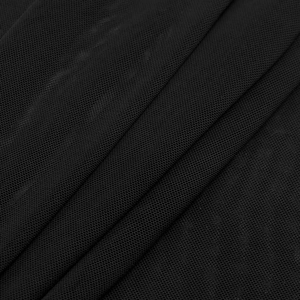 Détail du tissu en maille noire avec texture de grille respirante et drapé plissé élégant