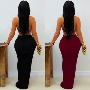Eng anliegendes rückenfreies Maxikleid mit Neckholder in Schwarz und Burgund