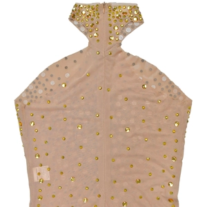 Détail du col en mesh avec strass jaunes et paillettes argentées sur la robe transparente