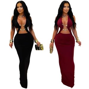 Eng anliegendes Neckholder-Maxikleid mit tiefem V-Ausschnitt und Cut-Out-Details
