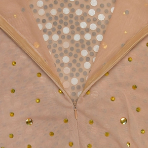 Détail du tissu en maille transparente avec strass dorés et fermeture éclair invisible