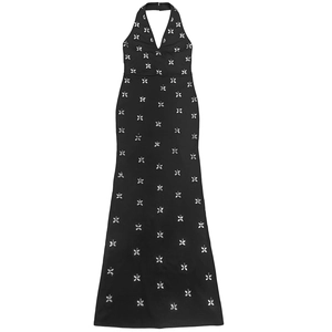 Dettaglio dell'abito lungo nero con scollo all'americana e fiori di strass argento