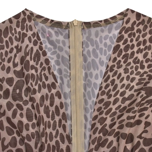 Détail du décolleté en V et fermeture éclair invisible sur robe léopard en mesh