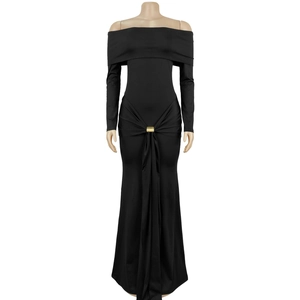 Détail de robe maxi noire à épaules dénudées avec boucle dorée et drapé élégant