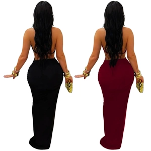 Rückenansicht des rückenfreien Halter-Bodycon-Maxikleides in Schwarz und Burgunderrot