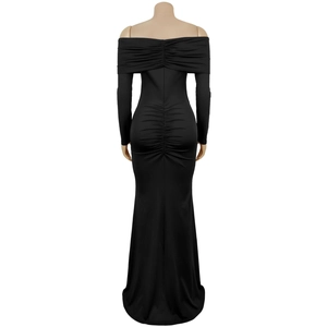 Détails des fronces élégantes au dos de cette robe longue noire à épaules dénudées