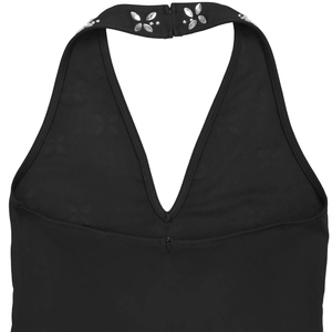 Dettaglio dell'abito nero con scollo all'americana e accenti floreali in strass argentati