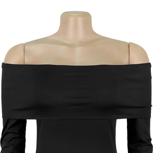Détail d'une robe noire à épaules dénudées et manches longues sur un mannequin cintré