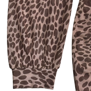 Détail du tissu en résille à motif léopard avec poignets élastiques et transparence