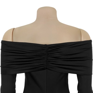 Détail de la robe noire à épaules dénudées avec élégant plissé et manches longues