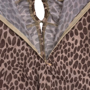 Détail de robe en maille léopard avec fermeture éclair invisible et crochet métallique