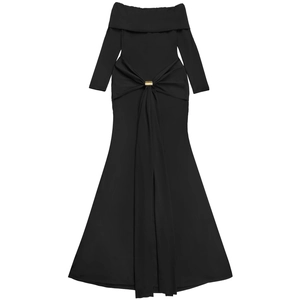 Détail de la robe noire à épaules dénudées avec drapé à la taille et boucle métallique dorée