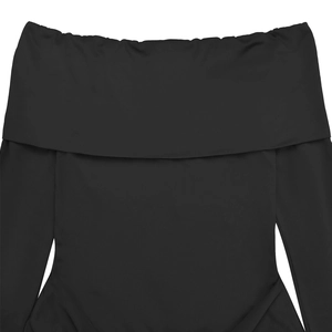 Détail de la robe noire à épaules dénudées montrant le tissu élastique et l'encolure Bardot