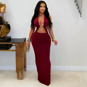 Elegantes weinrotes figurbetontes Maxikleid mit tiefem V-Ausschnitt und Taillenausschnitten