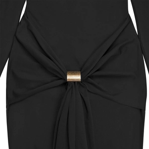 Détail des plis à la taille et de la boucle en métal doré sur la robe noire chic