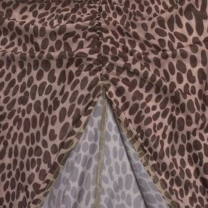 Détail de la robe en mesh léopard avec design froncé et texture respirante