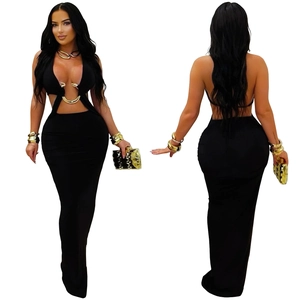 Detail eines sexy schwarzen Bodycon-Kleides mit Taillenausschnitten und goldener U-Schnalle