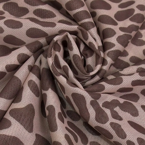 Gros plan du tissu en maille imprimé léopard violet avec structure respirante et drapé doux