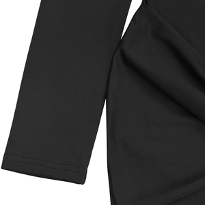 Détails de la maille noire et des coutures précises sur le bord de la manche du vêtement