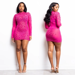 Dettaglio dell'abito mini in rete rosa acceso con strass lucidi e collo alto elegante