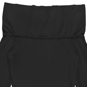 Détail de la couture élastique à la taille sur une robe noire à épaules dénudées