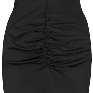 Détail du design froncé et de la maille élastique noire sur cette robe moulante sexy