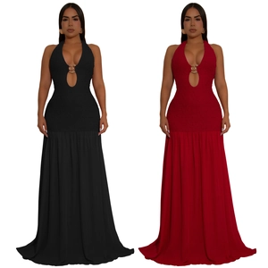 Elegante abito lungo allacciato al collo con scollo a V e fibbia dorata in nero e rosso
