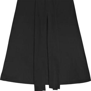 Gros plan sur l'ourlet en tissu noir lisse avec bandes décoratives verticales de la robe