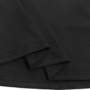 Détail des coutures à double aiguille et du surjet sur la robe noire à épaules dénudées