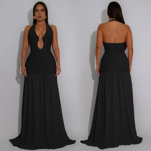 Dettaglio dell'abito all'americana sexy con scollatura profonda e anello dorato