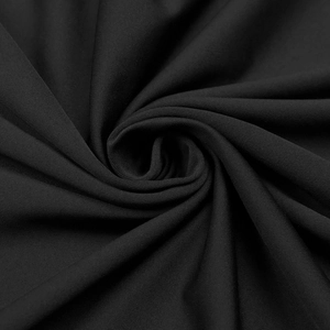 Vue détaillée de la texture du tissu en maille noire haute densité avec drapé doux