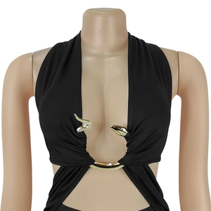 Detailansicht des schwarzen Neckholder-Kleids mit dekorativer goldener Schlangenschnalle