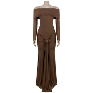 Détail de la robe maxi marron à épaules dénudées avec fronces et boucle dorée