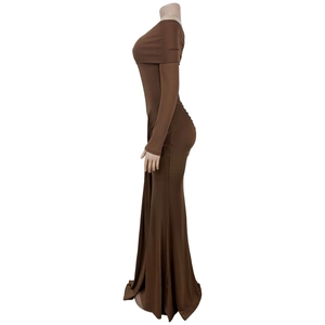 Vue latérale d'une robe maxi moulante marron avec coupe sirène et manches longues