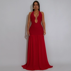 Elegante abito lungo rosso allacciato al collo con apertura a goccia e fibbia dorata