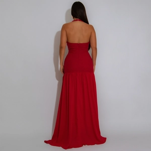 Dettaglio della texture a pieghe e del design halter senza schienale sull'abito rosso
