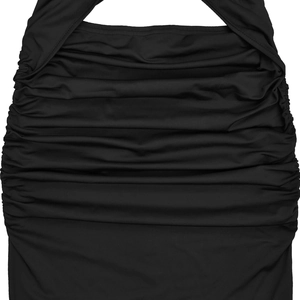 Detail eines eleganten schwarzen Kleides mit geraffter Raffung und elastischem Strickstoff
