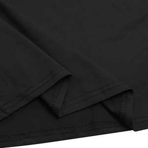 Detailaufnahme von schwarzem Strickstoff mit hochwertiger Doppelnadelnaht und Saumdetail