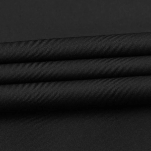 Detailaufnahme von glattem schwarzem Stretchstoff mit elegantem Fall und feiner Textur