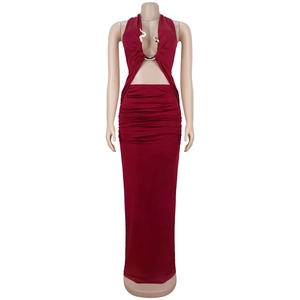Detail von weinrotem Halter-Top mit goldener Schlangenschnalle und gerafftem Maxirock