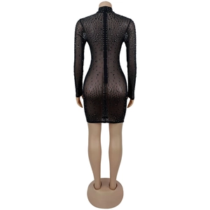 Vista posteriore di un mini abito in mesh con cerniera lunga e strass neri lucidi
