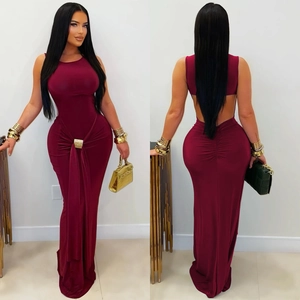 Dettaglio fronte e retro del vestito lungo aderente bordeaux con schiena scoperta