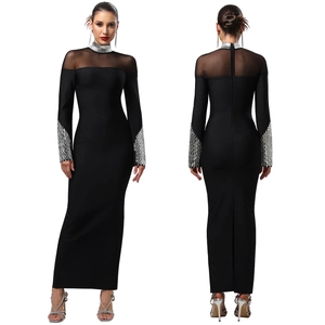 Robe longue moulante noire élégante avec patchwork en résille et strass argentés