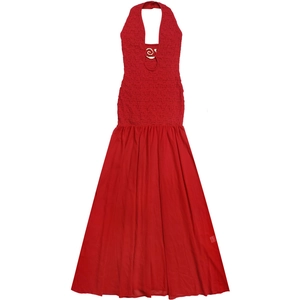 Dettaglio dell'abito rosso con scollo all'americana, bustino a punto smock e anello d'oro