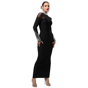 Détails des motifs à paillettes argentées et du patchwork en mesh sur la robe noire