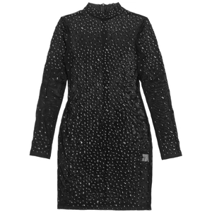 Dettaglio dell'abito in mesh nero con strass luccicanti e chiusura lampo posteriore