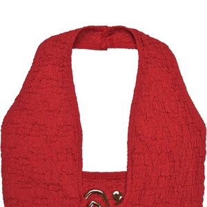 Dettaglio dell'abito rosso a sottoveste in tessuto crinkle con fibbia in metallo