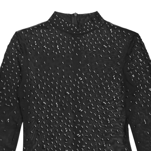 Dettaglio vestito in rete trasparente con strass, collo alto e cerniera posteriore
