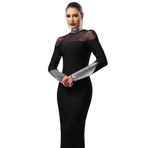 Détail de la robe noire à col montant avec empiècement en mesh et paillettes argentées